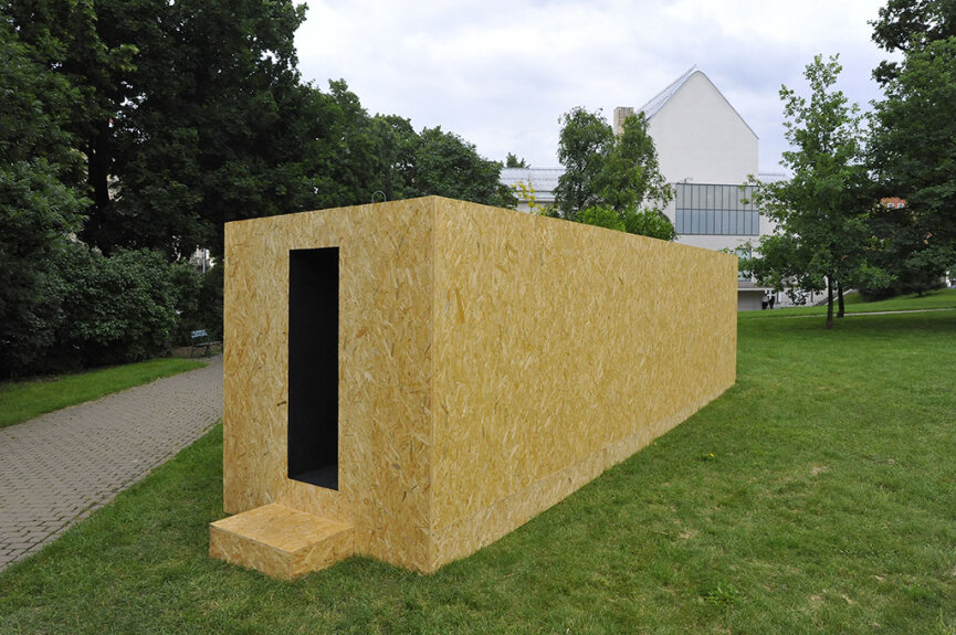 František Kowolowski - Koridor, objekt, dřevo, park za Domem umění města Brna